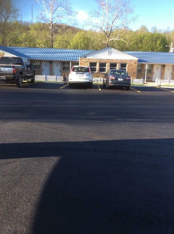 Scenic River Inn Motel Wartburg Exterior photo
